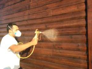barnizar casa de madera